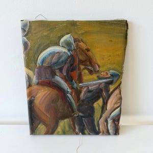 Op de afbeelding: Olieverfschilderij op canvas met een paardenrace. Jockeys in kleurrijke outfits rijden op bruine paarden. De achtergrond is een mix van geel en groen, wat duidt op een grasveld. Het schilderij heeft een vintage uitstraling.