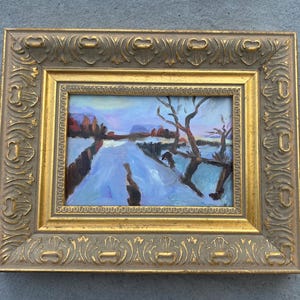 Jolie peinture impressionniste dans un cadre en bois antique, paysage hivernal au coucher du soleil