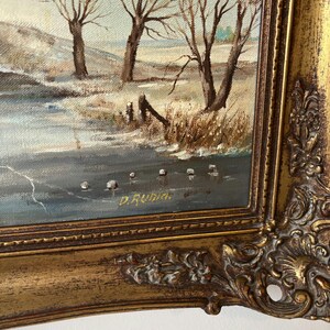 Pueblo invernal ribereño del siglo XX que muestra una escena junto al río con barcos reflejos suaves y campo tranquilo Puente Pintura imagen 3