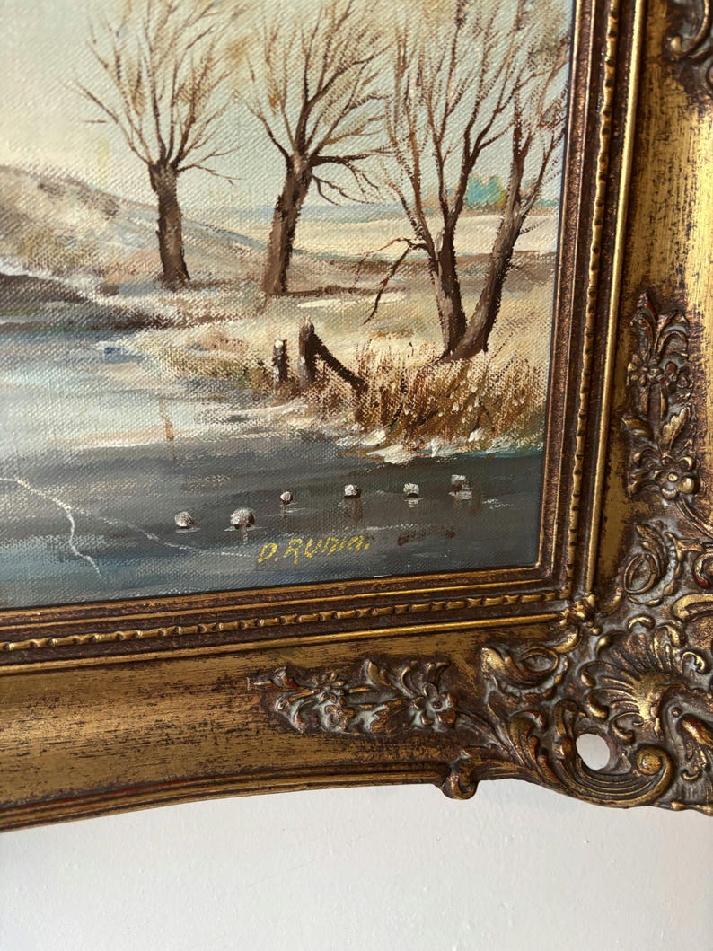 Pueblo invernal ribereño del siglo XX que muestra una escena junto al río con barcos reflejos suaves y campo tranquilo Puente Pintura imagen 3