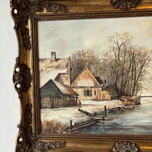 Pueblo invernal ribereño del siglo XX que muestra una escena junto al río con barcos reflejos suaves y campo tranquilo Puente Pintura imagen 4