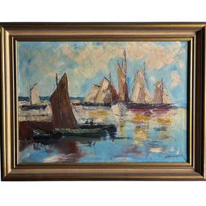 Puede incluir: Pintura al óleo de veleros sobre el agua, enmarcada en un marco de madera dorada. La pintura representa varios veleros con velas blancas y marrones, que se reflejan en el agua. El cielo es azul con nubes blancas.