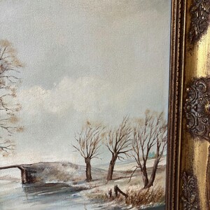 Pueblo invernal ribereño del siglo XX que muestra una escena junto al río con barcos reflejos suaves y campo tranquilo Puente Pintura imagen 5