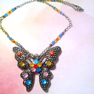 Venta antes del verano Impresionante collar antiguo de bronce y mariposa de cristal