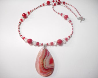 Magnifique collier pendentif rouge et blanc dragon veins agate