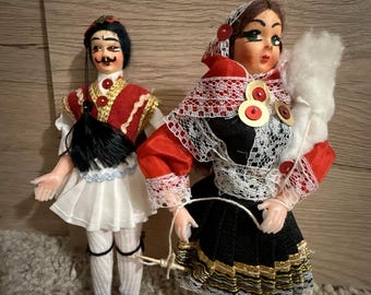 Etnische Griekse tribale man vrouw stel 2 poppetjes vintage halverwege de eeuw 1940