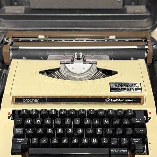 Máquina de escribir Brother Profile Electric 12 vintage de los años 70 con estuche, totalmente funcional