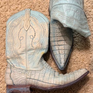 Stivali da cowboy vintage El Forastero in pelle di caimano e alligatore, colore azzurro chiaro, taglia 8.