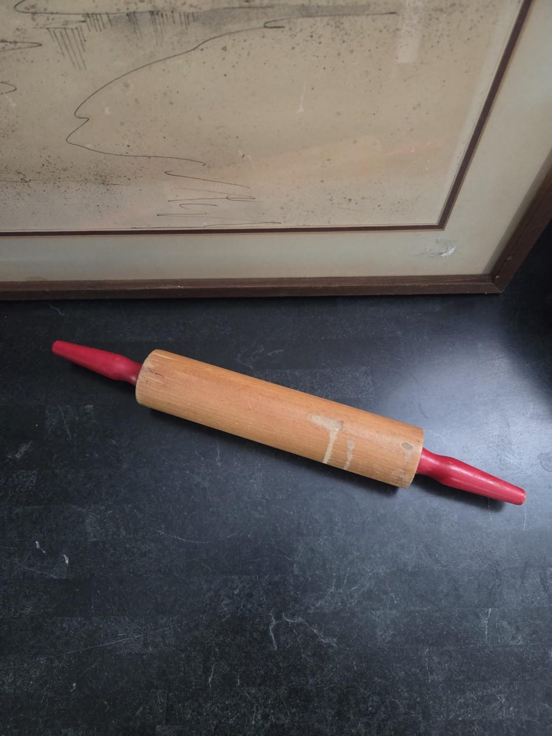 ヴィンテージ木製麺棒：1940年代の赤いハンドルの農家風キッチン装飾