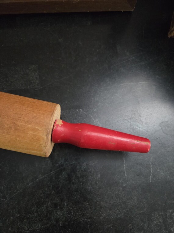 ヴィンテージ木製麺棒：1940年代の赤いハンドルの農家風キッチン装飾