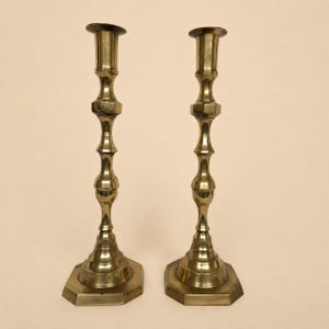 Par de candelabros antiguos de latón de 19 pulgadas con bases octogonales, estilo georgiano-federal.