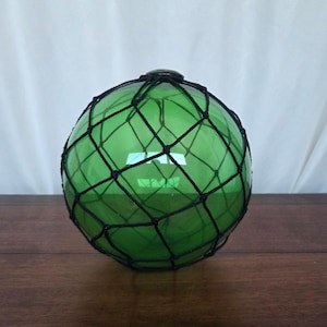 Flotador de pesca vintage de vidrio verde esmeralda, esfera de 25 cm (10 pulgadas), soplado a mano con red. Náutico.