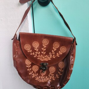 Bolso de hombro vintage de piel repujada con diseño floral, correa ajustable, estilo bohemio hippie occidental.
