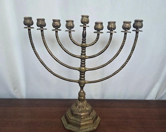 Menorá de Hanukkah em latão antigo, estilo judaico neoclássico, com 9 velas.