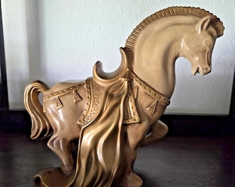 Estatueta de cavalo de cerâmica dourada vintage: decoração equestre de meados do século