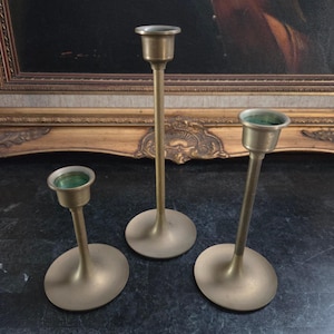 Puede incluir: Un conjunto de tres jarrones de cerámica de diferentes alturas y formas. Los jarrones están esmaltados con un acabado blanco mate, ofreciendo una estética minimalista. El jarrón más alto mide aproximadamente 25 cm de altura.