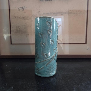 Vaso in ceramica artigianale / Cilindro in ceramica blu turchese testurizzata da 23 cm firmato 2004 / Decorazione moderna rustica in gres artigianale