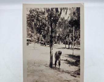 Vintage foto uit de jaren 40 van een meisje dat doet alsof ze hangt donkere humor zilveren gelatinefoto