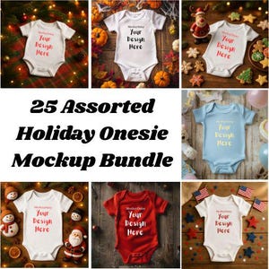 Könnte beinhalten: Eine Sammlung von Baby-Strampler-Mockups in verschiedenen Farben, darunter Weiß, Rot und Blau. Jeder Strampler zeigt den Text "Your Design Here" in einer stilisierten Schriftart. Das Bild enthält Requisiten zum Thema Feiertage wie Kürbisse, Weihnachtsdekorationen und Flaggen.