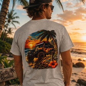 Może przedstawiać: Szary melanżowy t-shirt z kolorową grafiką na plecach. Wz&oacute;r przedstawia samoch&oacute;d terenowy zaparkowany na plaży o zachodzie słońca, z deską surfingową na dachu, palmami, dużym pomarańczowym kwiatem hibiskusa oraz kokosem na pierwszym planie.