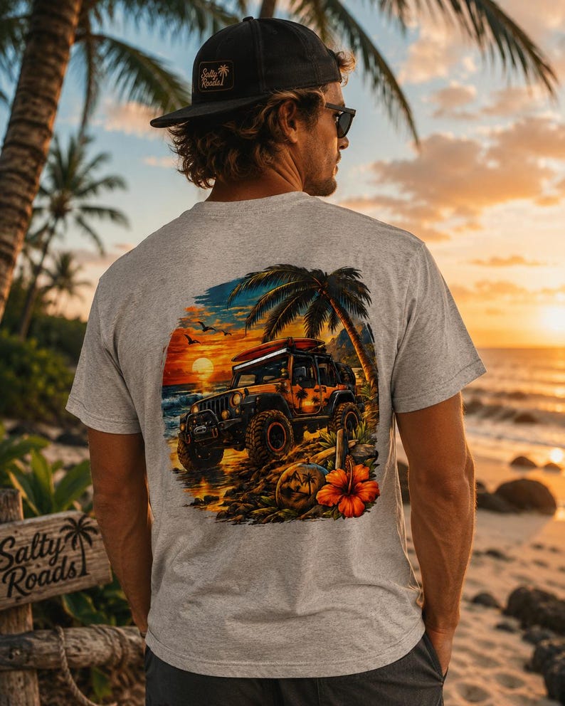 Może przedstawiać: Szary melanżowy t-shirt z kolorową grafiką na plecach. Wz&oacute;r przedstawia samoch&oacute;d terenowy zaparkowany na plaży o zachodzie słońca, z deską surfingową na dachu, palmami, dużym pomarańczowym kwiatem hibiskusa oraz kokosem na pierwszym planie.