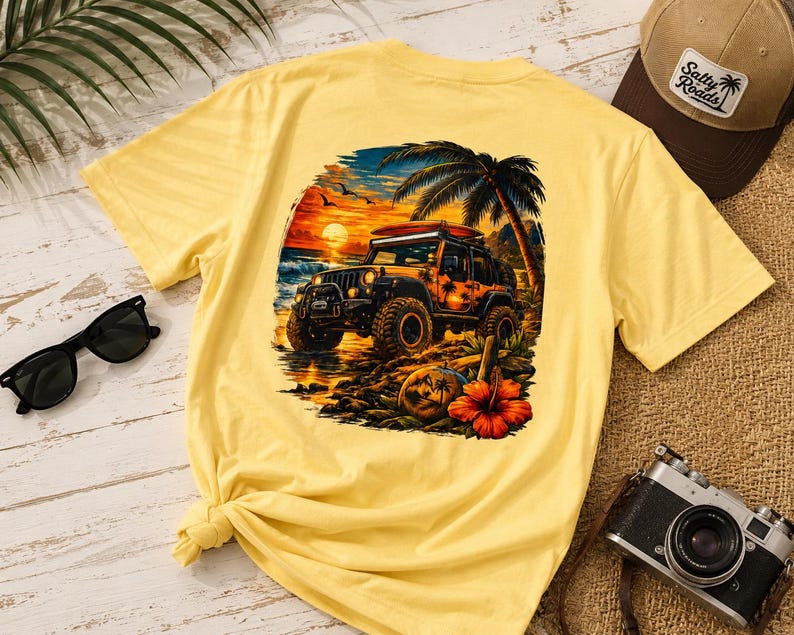 Może przedstawiać: Jasnoż&oacute;łty t-shirt z nadrukiem graficznym przedstawiającym samoch&oacute;d terenowy zaparkowany na plaży o zachodzie słońca. Wz&oacute;r zawiera palmę, deskę surfingową na dachu oraz duży czerwony kwiat hibiskusa na pierwszym planie w żywych kolorach.