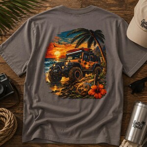 Może przedstawiać: Szary t-shirt z nadrukiem graficznym przedstawiającym samoch&oacute;d terenowy zaparkowany na plaży o zachodzie słońca, z deską surfingową na dachu, palmami, kokosem i dużym pomarańczowym kwiatem hibiskusa.