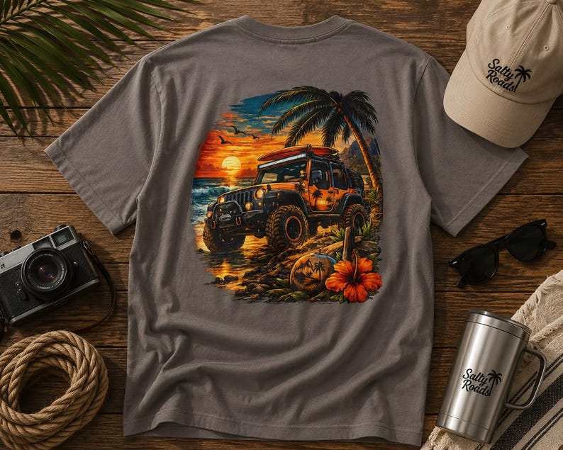Może przedstawiać: Szary t-shirt z nadrukiem graficznym przedstawiającym samoch&oacute;d terenowy zaparkowany na plaży o zachodzie słońca, z deską surfingową na dachu, palmami, kokosem i dużym pomarańczowym kwiatem hibiskusa.