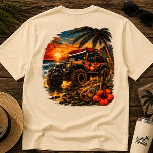 Może przedstawiać: Kremowy t-shirt z nadrukiem graficznym przedstawiającym samoch&oacute;d terenowy zaparkowany na plaży o zachodzie słońca. Wz&oacute;r zawiera deskę surfingową na dachu, palmę, kokos oraz czerwony kwiat hibiskusa na tle nieba w żywych kolorach pomarańczy.