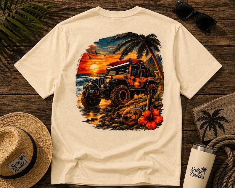 Może przedstawiać: Kremowy t-shirt z nadrukiem graficznym przedstawiającym samoch&oacute;d terenowy zaparkowany na plaży o zachodzie słońca. Wz&oacute;r zawiera deskę surfingową na dachu, palmę, kokos oraz czerwony kwiat hibiskusa na tle nieba w żywych kolorach pomarańczy.