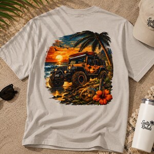 Może przedstawiać: Beżowy t-shirt z grafiką pomarańczowego samochodu terenowego z deską surfingową na dachu, zaparkowanego na plaży o zachodzie słońca z palmami, kwiatem hibiskusa i ptakami. W zestawie pasująca beżowa czapka z daszkiem oraz biały kubek termiczny.