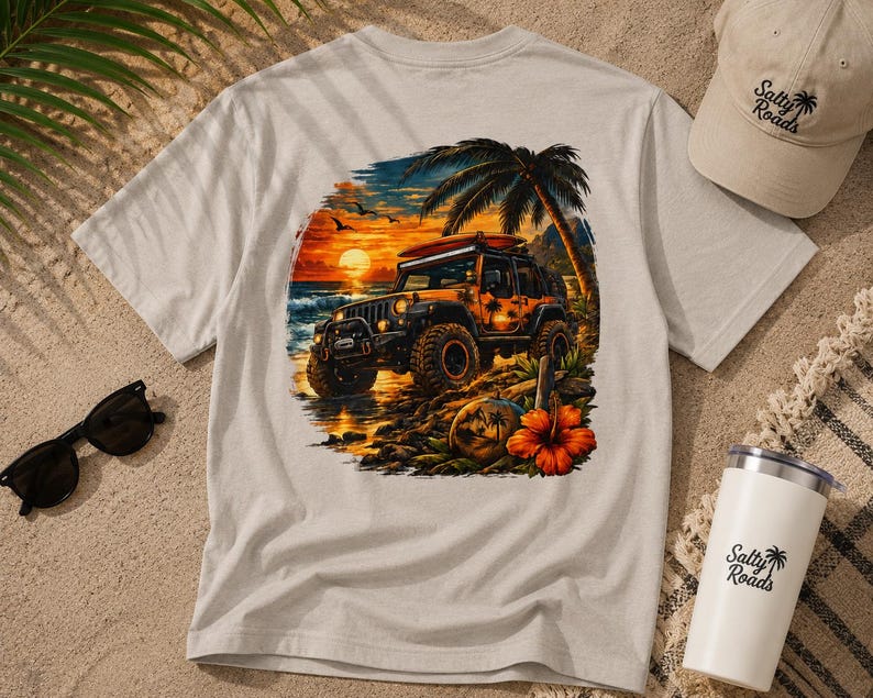 Może przedstawiać: Beżowy t-shirt z grafiką pomarańczowego samochodu terenowego z deską surfingową na dachu, zaparkowanego na plaży o zachodzie słońca z palmami, kwiatem hibiskusa i ptakami. W zestawie pasująca beżowa czapka z daszkiem oraz biały kubek termiczny.