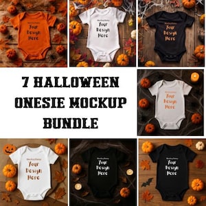 Könnte beinhalten: Ein Mockup-Bundle mit sieben Halloween-Stramplern in verschiedenen Farben, darunter Orange, Weiß und Schwarz. Jeder Strampler zeigt den Text "Your Design Here" und ist von Kürbissen, Blättern und Spinnen umgeben. Der Text "7 Halloween Onesie Mockup Bundle" ist ebenfalls sichtbar.