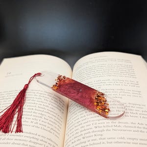 Segnalibro in resina fatto a mano – Vortice bordeaux con lamina d&#39;oro e nappa