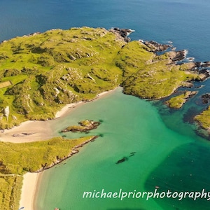 Derrynane dans l’ouest du Kerry par une soirée d’été tranquille.