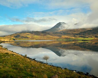 Acoose lac dans les montagnes du Kerry