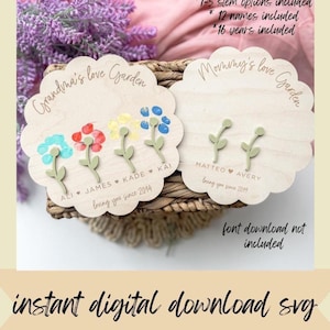 Puede incluir: Un archivo SVG digital con dos placas de madera con forma de flor. Una dice "Grandma's love Garden" con diseños de flores coloridas y nombres. La otra dice "Mommy's love Garden" con tallos de flores verdes. El texto incluye "Drift & Lilac DIGITAL".