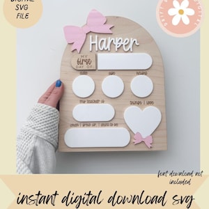 Puede incluir: Letrero de madera para el primer día de escuela con el nombre "Harper" en blanco. Cuenta con un lazo rosa, espacios para fecha, edad, altura, profesor y cosas que ama. Incluye el texto "instant digital download svg".
