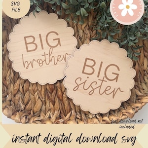 Könnte beinhalten: Zwei Holzschilder mit gewelltem Rand und den Worten "BIG brother" und "BIG sister" in brauner Schrift. Die Schilder sind aus hellfarbenem Holz. Die Wörter "DIGITAL SVG FILE" und "instant digital download svg" sind ebenfalls sichtbar.