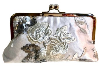 Pochette de mariée argent et fleurs blanches perlées et paillettes pochette OOAK