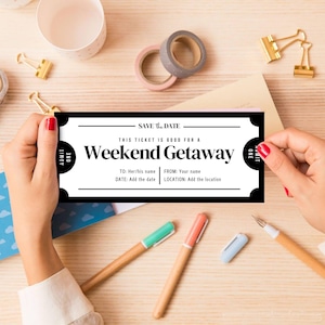 Può includere: Un biglietto in bianco e nero "Weekend Getaway" con la scritta "Save the Date". Il biglietto include campi per il nome del destinatario, la data e il luogo. L'immagine mostra anche penne, nastro adesivo e graffette.
