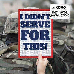 Peut inclure: Une affiche rectangulaire à bordure rouge affiche le texte « I DIDN'T SERVE FOR THIS! » en grandes lettres bleu marine. L'arrière-plan présente un motif répété de « HANDS OFF » en blanc. L'affiche est tenue devant un uniforme militaire.