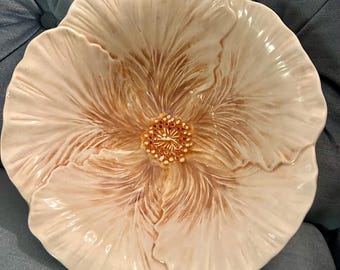 Vintage gebeeldhouwde hibiscus serveerschaal | 10" slakom met bloemen | Getextureerde, woestijnroze kleur l cottage-tuintafeldecoratie | Woontrends
