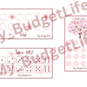 Puede incluir: Tres tarjetas de seguimiento de presupuesto rosas y blancas con diseños florales y de dados. Una tarjeta tiene una ilustración de un cerezo en flor. Las otras dos tarjetas tienen círculos y dados con el texto "total" y "Ahorra $42".