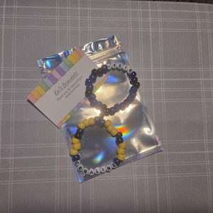 Coraline et Wybie couplent des bracelets reliant