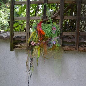 RESERVADO Único y encantador bolso/cartera hippie de rafia con PÁJARO ROJO de fieltro entre los ARBUSTOS Cerraduras de lana caliente Libélulas Flores Hada andrajosa