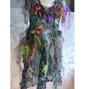 Art to Wear Boho Deep Forest Plants Halloween Undine Magic SWAMP WITCH Tuniek/jurk Fee draagbaar Altered Couture Bloemen gescheurd