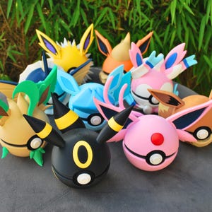 Puede incluir: Un juego de tres tazas de cerámica con un acabado mate moteado. Las tazas son en tonos crema, gris claro y gris oscuro. Cada taza tiene un diseño simple y minimalista y un asa redondeada.