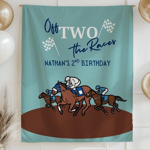 Może przedstawiać: Turkusowy baner urodzinowy z napisem "Off TWO the Races" i "Nathan's 2nd Birthday". Baner zawiera ilustracje koni wyścigowych i dżokejów. Widoczne są również złote i białe balony oraz dekoracyjna girlanda.