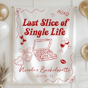 Op de afbeelding: Witte stoffen banner met rode tekst en illustraties voor een vrijgezellenfeest. De banner luidt "Last Slice of Single Life" en bevat pizza, wijnglazen en hartafbeeldingen. Gouden en witte ballonnen staan aan weerszijden.